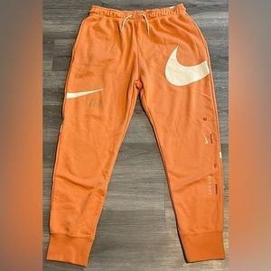 Nike Sportswear Big Swoosh Hot Curry Sweatpants Mens Size Large DD6001-808